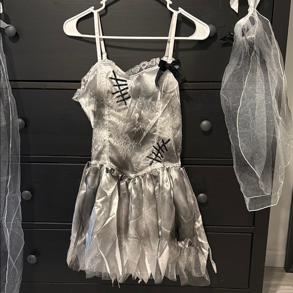 Womens Zombie Bride Halloween Costume - Silver and Black size small - Picture 3 of 8